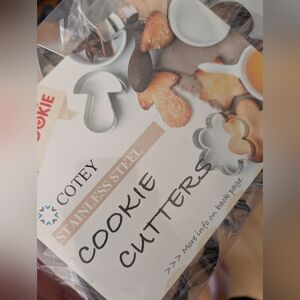 NIB Cookie Cutters, Six Pieces